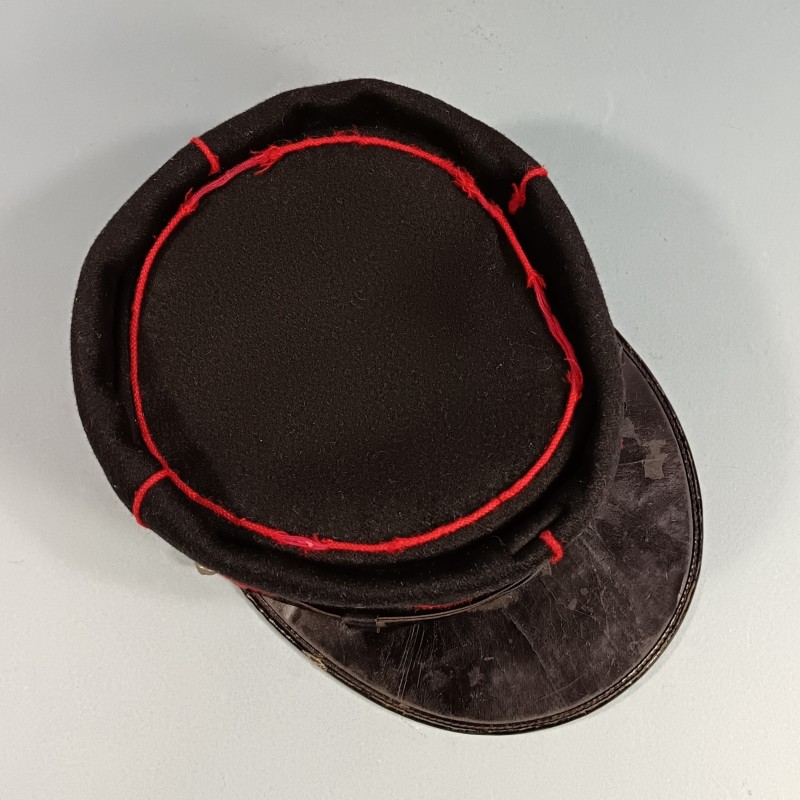 KEPI DE SAPEURS-POMPIERS MODELE 1884 DE SORTI AVEC LOGEMENT POUR LE POMPON OU PLUMET TAILLE 57